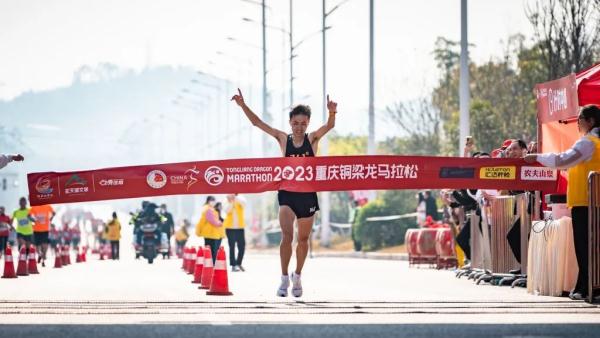 重庆今年首场马拉松鸣枪！21岁小伙首马夺冠、74岁大爷坚定冲向终点……