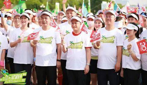 奥运举重冠军王一博简介_奥运举重冠军男_举重奥运冠军王